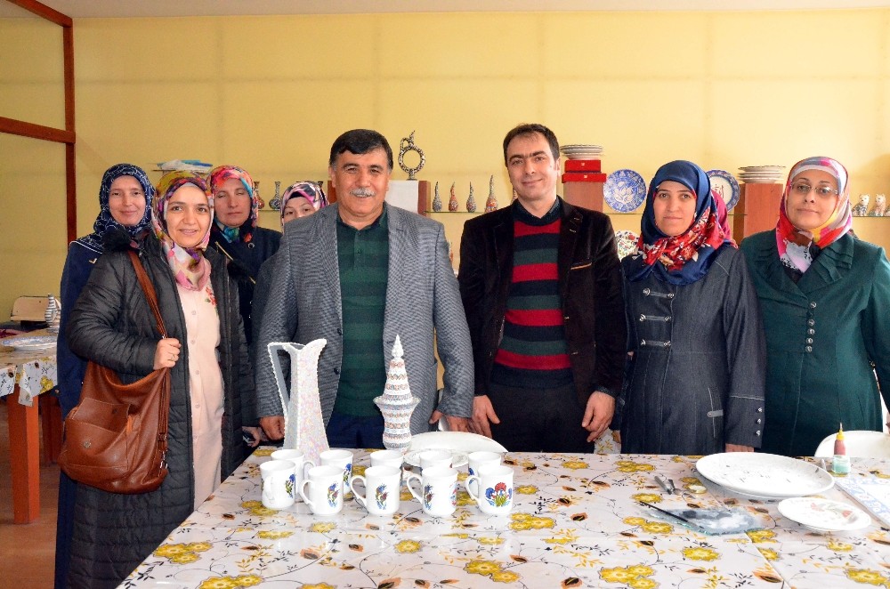 Hem meslek öğreniyorlar, hem de para kazanıyorlar