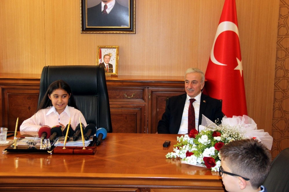 Vali koltuğuna oturdu, giriş-çıkış saatlerini değiştireceğini söyledi Vali koltuğuna oturdu, giriş-çıkış saatlerini değiştireceğini söyledi