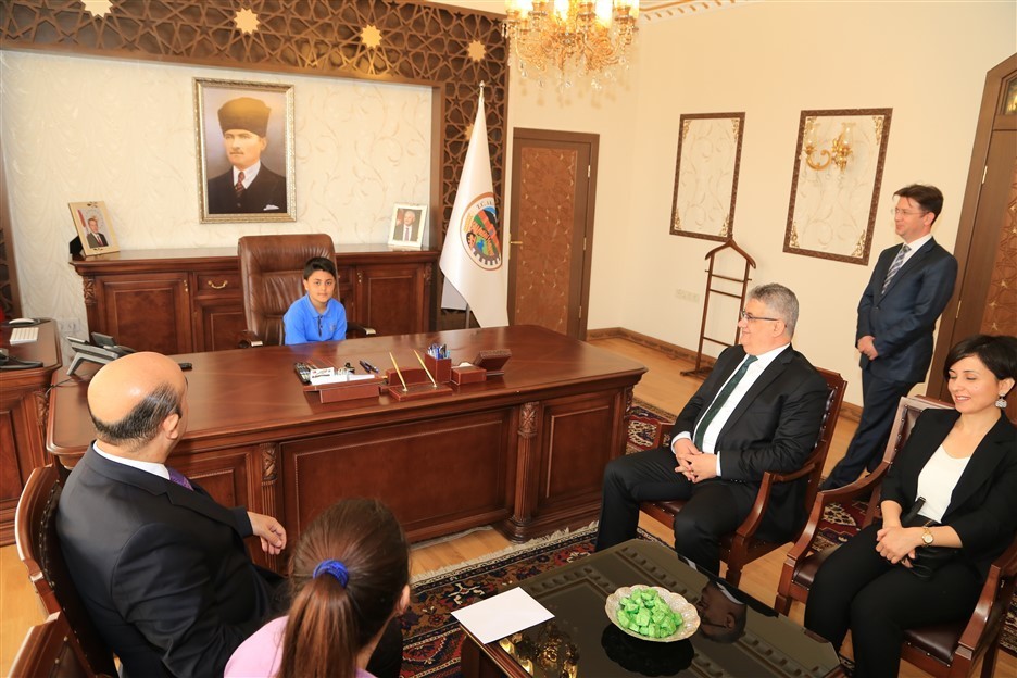 Vali Pekmez valilik makamını çocuklara devretti Vali Pekmez valilik makamını çocuklara devretti