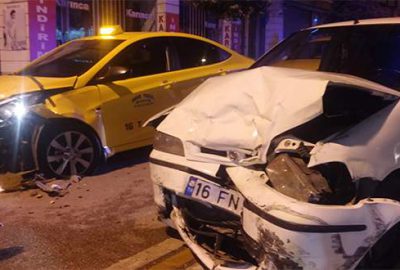 Kontrolden çıkan araç 2 ticari taksiye çarptı