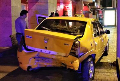 Arkadan çarptığı aracı yaya yoluna fırlattı!