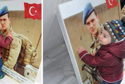 Minik Berat, şehit babasının fotoğrafı başından ayrılmadı