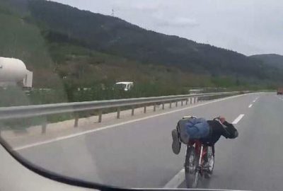 Hız tutkunu motosikletçilerin tehlikeli yolculuğu