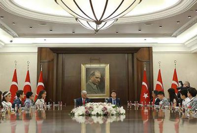 Başbakan koltuğunu Yağız Efe’ye bıraktı