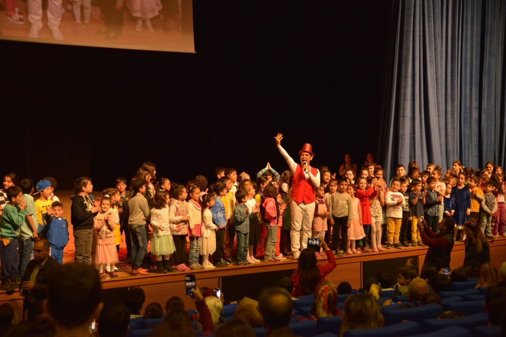 Büyükşehir Belediyesi 23 Nisan Çocuk Şöleni düzenledi Büyükşehir Belediyesi 23 Nisan Çocuk Şöleni düzenledi