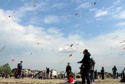 Gökyüzünü bin uçurtma renklendirdi