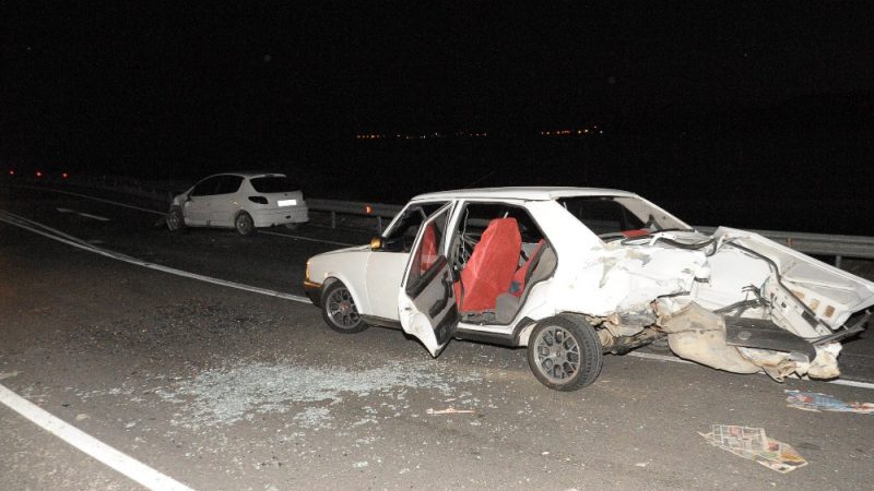 Antalya’nın Demre ilçesinde iki otomobilin çarpışması sonucu meydana gelen kazada