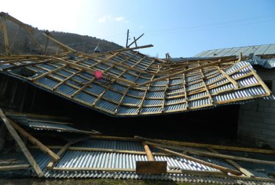 Fırtına çatıları uçurdu, ağaçları ve direkleri devirdi