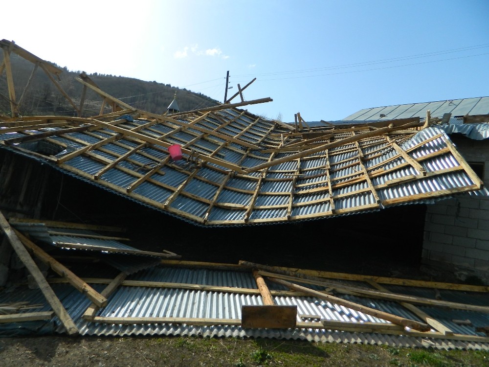 Fırtına çatıları uçurdu, ağaçları ve direkleri devirdi