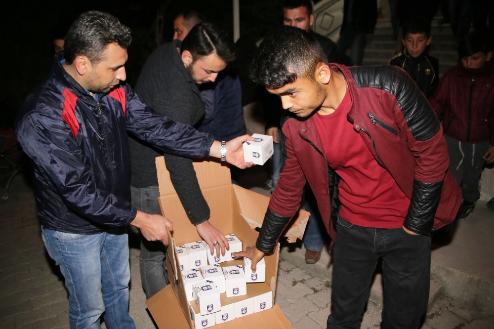 Karaman belediyesi kandil simidi dağıttı Karaman belediyesi kandil simidi dağıttı