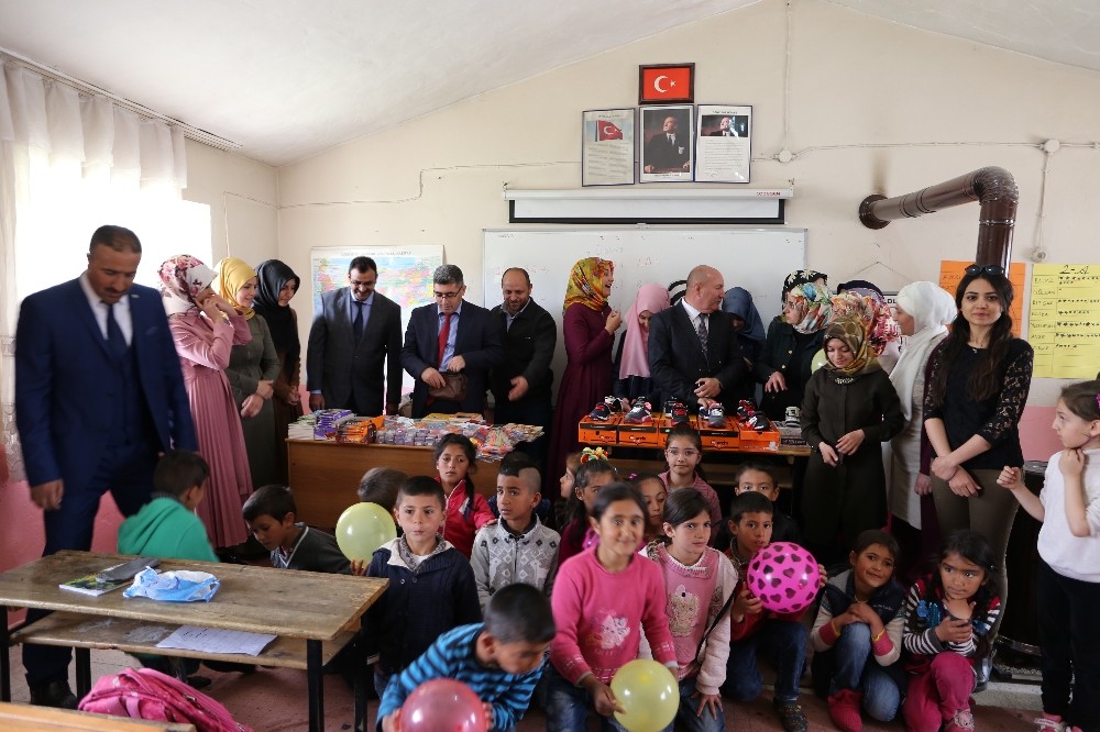 Üniversite öğrencilerden köy okuluna destek