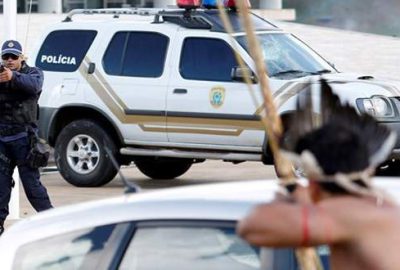 Yerliler polise ok attı