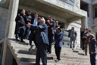 Kaymakam Uzan, yapımı devam eden halk eğitim merkezi inşaatını inceledi