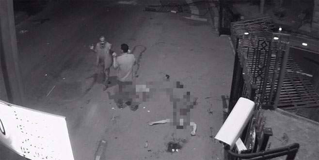 Darbeciler, şehit vatandaşların cenazelerini kaldırıma bıraktılar