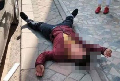 Herkesin gözü önünde kendini bıçakladı