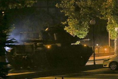 Bir yaşındaki bebeğiyle önüne geçtiği tankı durdurdu