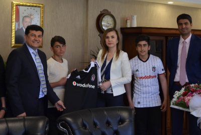 Sevgi evleri çocuklarından Tuşba Kaymakamı Uçar’a teşekkür ziyareti