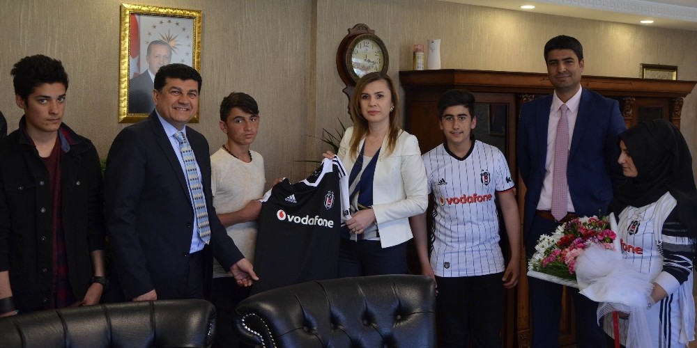 Sevgi evleri çocuklarından Tuşba Kaymakamı Uçar’a teşekkür ziyareti