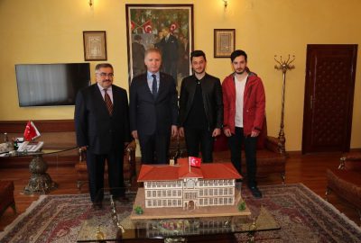 Vali Gül’e öğrenciler valilik maketi hediye etti
