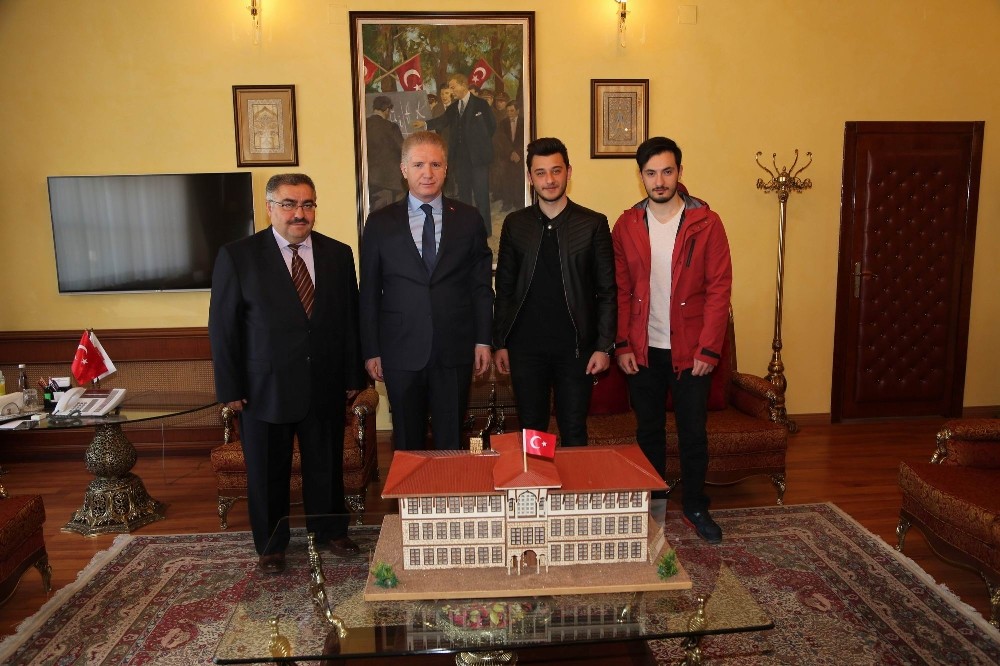 Vali Gül’e öğrenciler valilik maketi hediye etti