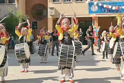 İlkokullu miniklerden coşkulu kutlama