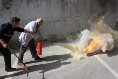 Doktorlar yangın söndürdü