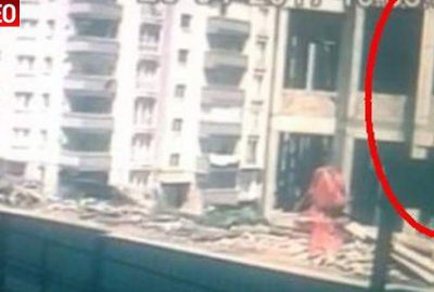 Cami inşaatındaki çökme anı kamerada