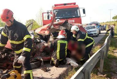 Karşı şeride geçen kamyonet dehşet saçtı: 2 ölü, 3 yaralı