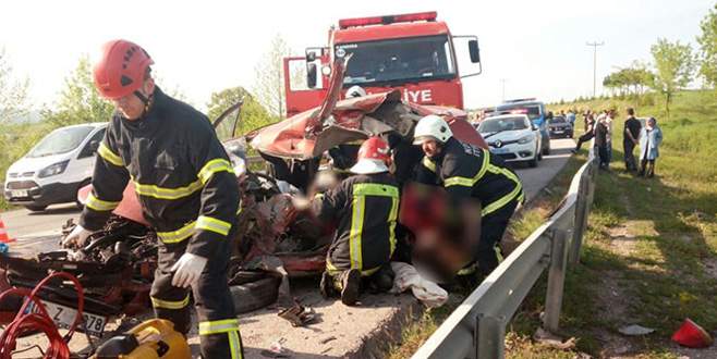 Karşı şeride geçen kamyonet dehşet saçtı: 2 ölü, 3 yaralı