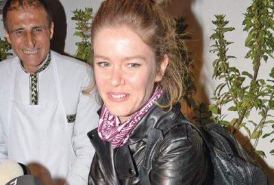 Gazetecilerle eşini çekti