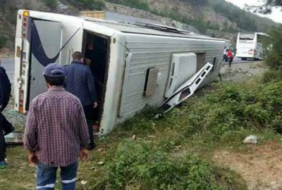 Taraftarı taşıyan otobüs devrildi