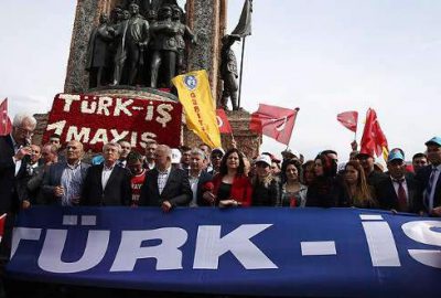 Türk-İş’ten Cumhuriyet Anıtı’na çelenk