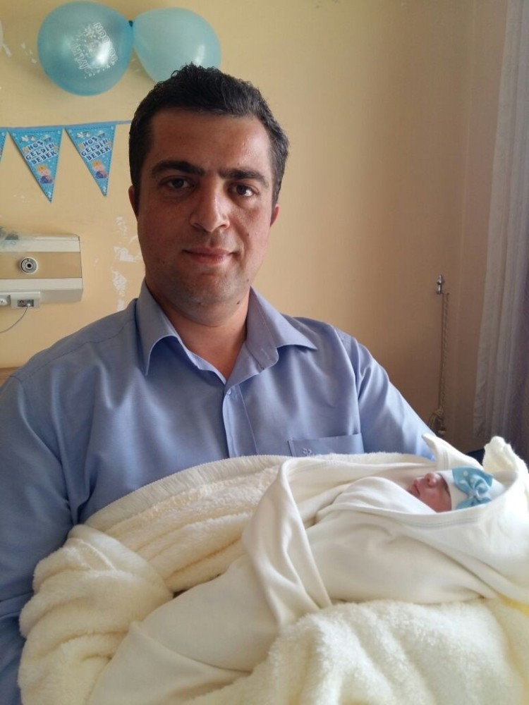 İHA Muhabirinin Bebek Sevinci