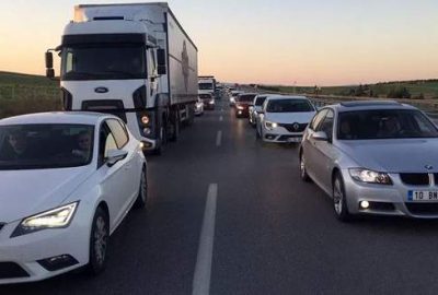 Bursa-İzmir karayolunda tatil dönüşü trafik yoğunluğu