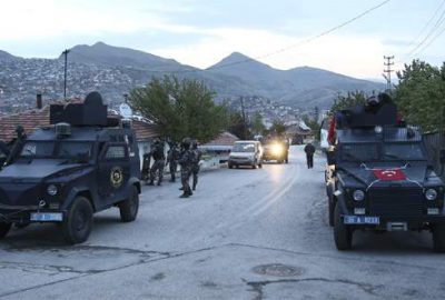 Başkentte polise kalaşnikoflarla ateş açtılar