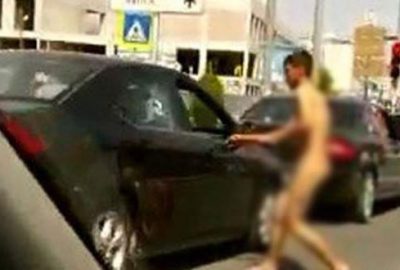 Çıplak genç görenleri şaşkına çevirdi