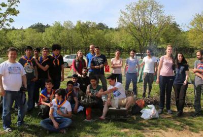 İşitme engelli gençlere kampçılık eğitimi