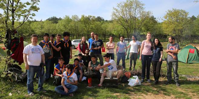 İşitme engelli gençlere kampçılık eğitimi