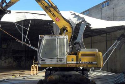 Bursa’da kaçak depo belediye ekiplerince yıkıldı