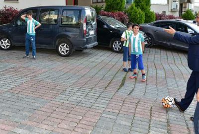 Edebali çocuklarla top oynadı