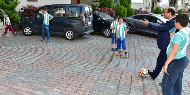 Edebali çocuklarla top oynadı