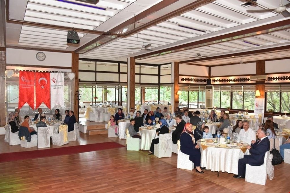 Vali Aktaş, Koruyucu Ailelerle bir araya geldi.