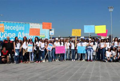 Gençler sahilleri temizledi