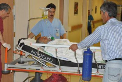 Dereye düşen 2 kişi son anda kurtarıldı