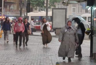 Bursa’da yağmur, vatandaşları hazırlıksız yakaladı