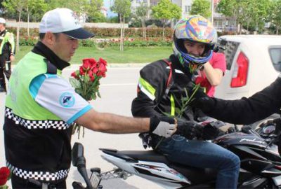 Bursa polisi sürücülere gül dağıttı
