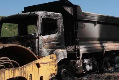 Şantiye basan teröristler iş makinesini yaktı