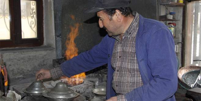 Teknoloji geliştikçe, kalaycılık ölüyor Teknolojinin gelişimi ve mutfaklarda bakır kullanımının azalması kalaycılığı da kaybolan