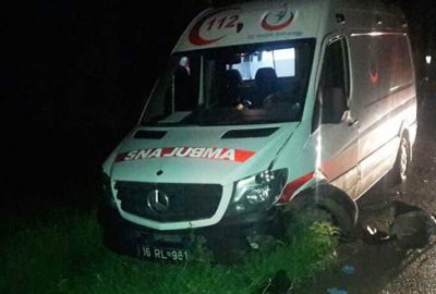 Yaralı taşırken ambulansla çarpıştı