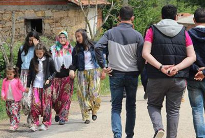 Bekar erkekler ve kızlar aynı sokağa koştu